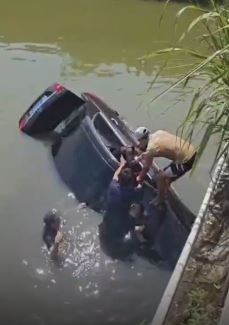 轿车失控冲下河道司机被困 危急时刻3男子挺身而出