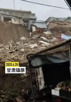 甘肃镇原突发山体滑坡2人被埋