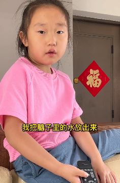 父女搞笑：跳进没有水的深坑该怎么上来？把脑子里的水放出来！