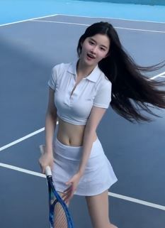 网红小姐姐「小思思」穿网球装分享打网球vlog 元气少女感拉满!