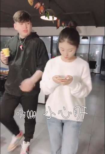 搞笑:我叫你小心杆不是小心肝,美女想多了!