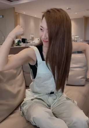 演员白冰小姐姐给大家秀肌肉 称跳女团舞比去健身房长肌肉