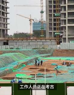西安一在建工地挖出古墓 保安：都平民墓不值钱