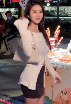 微胖小姐姐「张婧彤」分享夜生活vlog,配文:细狗是什么意思呀!