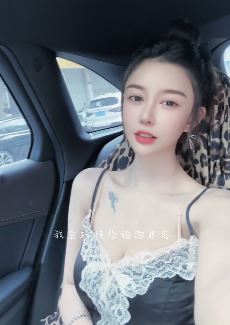 纹身小姐姐「余老大」性感穿搭分享车内随拍 网友:被美到了