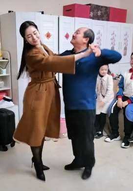 不怕大伙说闲话！谢广坤与儿媳跳舞惹儿子生气！