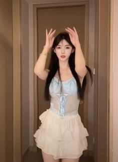 网红美女「稚昂张」穿性感透视装居家浅跳  网友:摄人心魄