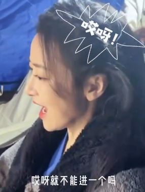 演员陈紫函分享工作日常vlog，工作看世界杯两不误