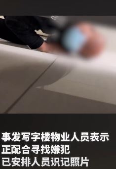 湖北恩施一光头男进女厕偷窥被拍下