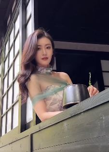 禁欲系小姐姐「李怡霏」:春风也有春风愁,不劳春风解我忧!知道是什么意思吗?