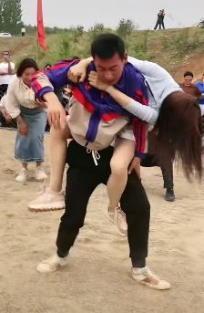 美女帅哥表演自由式摔跤，活力美女用花式动作将男子放倒