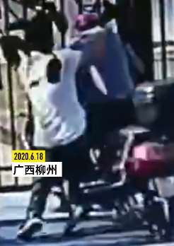 广西一老人无故被一男子暴打 打人者为一精神病人