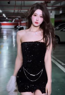 美女主播「鱼丸儿」小姐姐性感穿搭车库秀身材 配文:脸会看腻但感觉不会