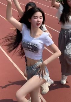 网红小姐姐「小思思」火辣穿搭操场上热舞,如此元气少女谁能不爱!