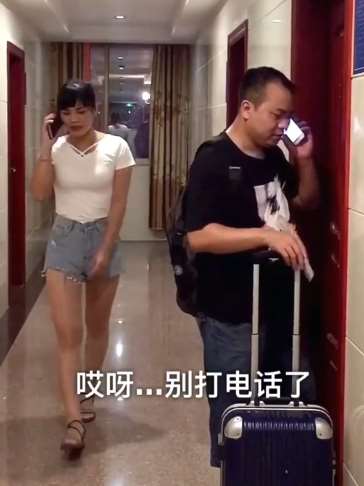 男子住酒店，打电话时被路过美女一句话害惨了！