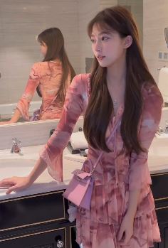 气质小姐姐「QAnna」穿仙女裙洗手间拍视频 网友:真想娶一个这样的