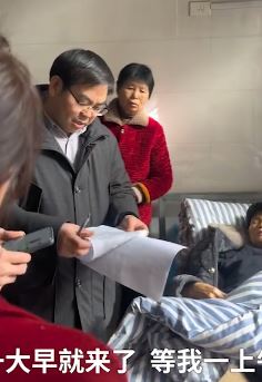 肿瘤专家回乡过年免费为村民看病 并为村医做培训