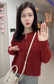 气质小姐姐「爱酱小极」分享日常出街look,这身穿搭你给打几分?