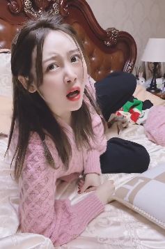 东北漂亮小姐姐「嘉鹅」搞笑：晚上看鬼片被老弟吓一跳