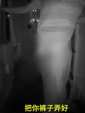 六旬老汉喝醉后在火车走道上小便