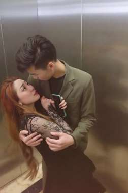 搞笑视频：女子假扮机器人追求帅哥！