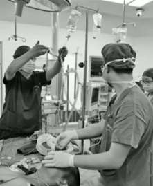 男子干活不慎坠落被1米钢筋刺穿