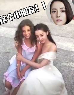 迪丽热巴穿婚纱与国外小朋友合影