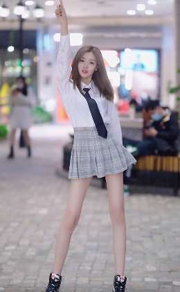 小姐姐穿jk制服热舞太吸睛 后面的帅哥竟然只顾低头玩手机