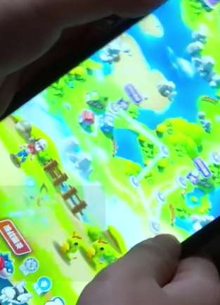 10小学生拿爸爸手机上网课偷偷给游戏充值