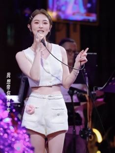 甜美小姐姐「小柴柴」纯欲穿搭翻唱《简单爱》,爱一个人就这么简单!