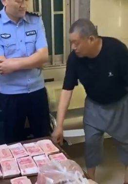 重庆一保安大叔捡40万现金交派出所