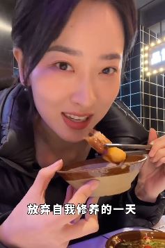 演员何雨虹分享拍戏之余vlog，外出到小吃一条街享美食