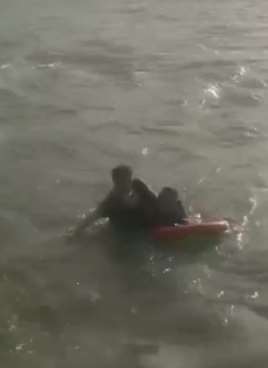 新疆一小孩河边玩耍不慎落水 民警与热心市民合力救下小孩