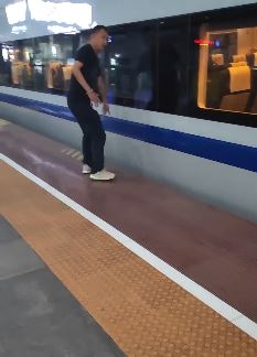 男子抽烟错把手机当烟头扔进轨道内