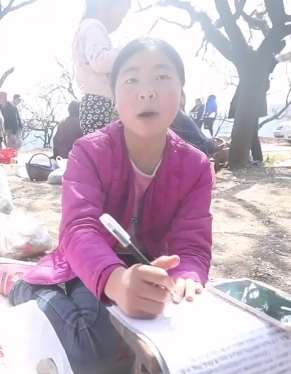 父母在外务工 13岁女孩边卖鸡蛋边上网课