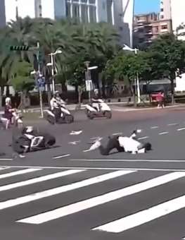 摩托车超速行驶闯红灯酿惨祸