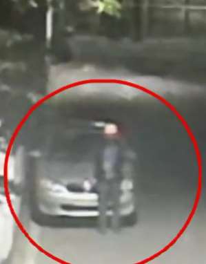 广东一老人酒后寻刺激打砸路边小车