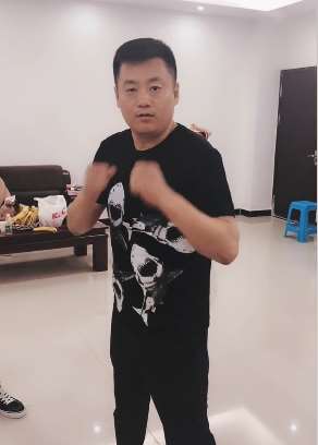 宋晓峰也来挑战踢瓶盖，峰哥你踢的是瓶盖吗？