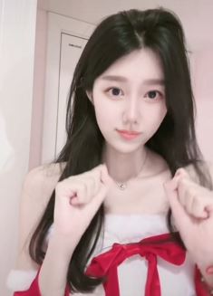 甜御小姐姐「小美公主」抹胸穿搭分享居家好状态  网友:清纯可爱