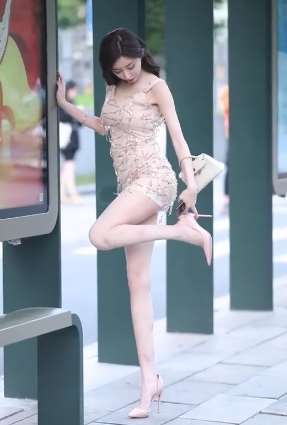 小姐姐的高跟鞋买的有些大 走起路来总是掉!