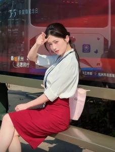 网红小姐姐「怡宝」职场穿搭路边等公交车，气质拿捏死死的！