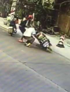 女子扶起摔倒老人反被讹 民警调监控还原真相