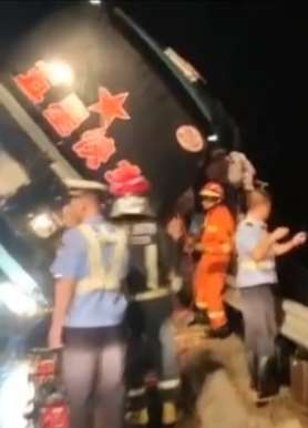 广东一大巴车高速侧翻，事故共造成7死11伤