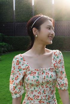 演员「张慧雯」分享秋日户外日常，网友：很自然的美！