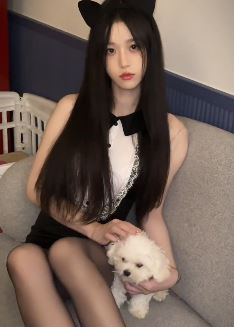 小姐姐「小米粉」纯欲穿搭分享居家日常 网友：家有此妻，华佗难医