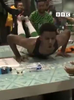 沙特爆冷战胜阿根廷后球员更衣室疯狂庆祝