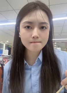 小姐姐「麻薯奶欣」分享办公室工位上随拍  网友:天然美女