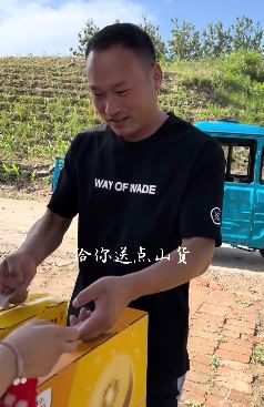 张同学抖音新更:挨家挨户送礼还请吃饭,张同学花式炫山货!