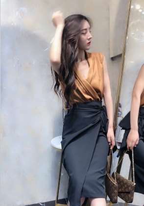 美女的打扮时尚吗？是不是很有气质呢？