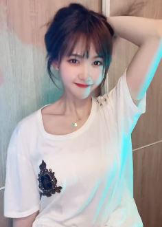 来自长春的小姐姐玩单马尾弹力摇 第一次摇有些害羞